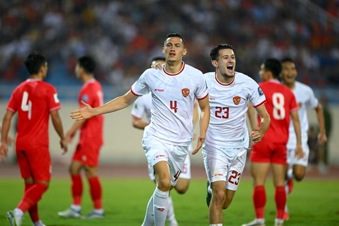 Pemain timnas Indonesia, Jay Idzes, merayakan gol ke gawang Vietnam pada duel Kualifikasi Piala Dunia 2026 di Hanoi (26/3/2024).