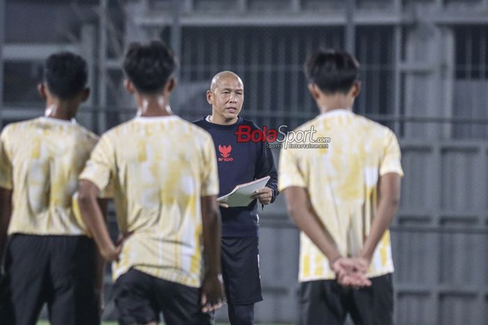 Pelatih timnas U-16 Indonesia, Nova Arianto, sedang melatih para pemainnya di Lapangan Latih JIS (Jakarta International Stadium), Jakarta Utara, Kamis (28/3/2024).