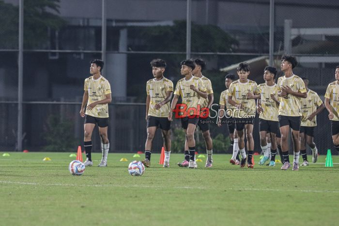 Suasana latihan timnas U-16 Indonesia di Lapangan Latih JIS (Jakarta International Stadium), Jakarta Utara, Kamis (28/3/2024).