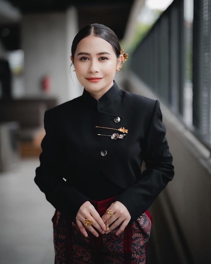 Prilly Latuconsina kenakan busana beskap modern.