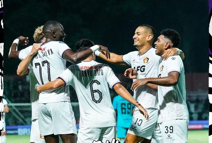 Selebrasi pemain Persik Kediri usai Flavio Silva mencetak gol ke gawang Persikabo 1973 pada pekan ke-30 Liga 1 2023/2024 di Stadion Brawijaya, Kediri, Kamis (28/3/2024).