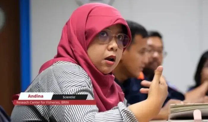 Selama ekspedisi di bulan Ramadan ini Andina Ramadhani Putri Pane, seorang peneliti di BRIN, melakukan salat dan puasa di kedalaman 7.000 meter.