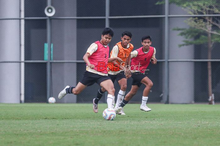 Timnas U-16 Indonesia terus serius berlatih di Lapangan Latih JIS (Jakarta International Stadium), Jakarta Utara, Minggu (31/3/2024) sore. Dilatih Nova Arianto, mereka akan bertanding di Piala AFF U-16 2024 di Solo.