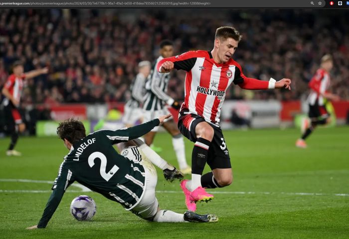 Manchester United bermain imbang tanpa gol melawan Brentford di Gtech Community Stadium, Sabtu (30/3/2024).