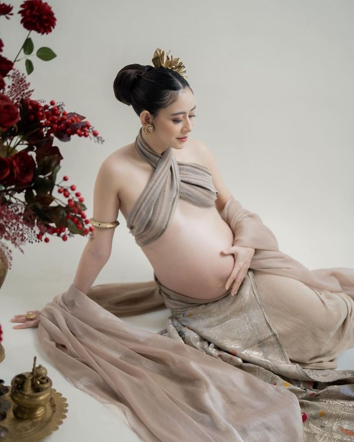 Pemotretan kehamilan Laura Theux dengan sentuhan budaya Bali.