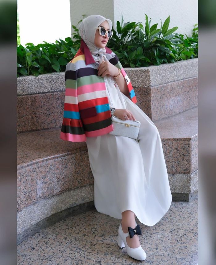 OOTD terbaru Syahrini dalam balutan outfit branded.