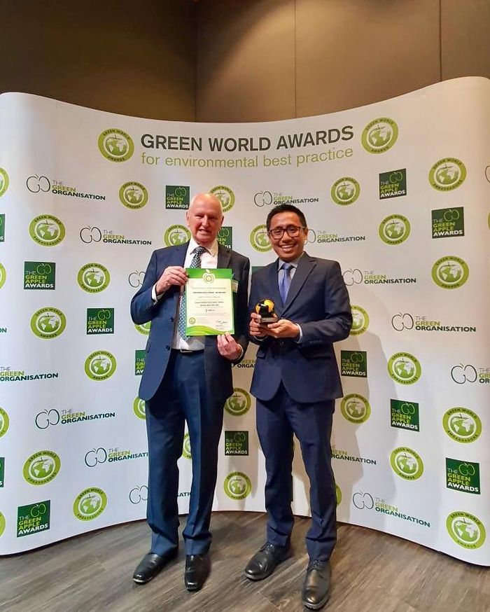 CEO The Green Organization Robert Wolen bersama Manager Corporate Social Responsibility PHR WK Rokan Pinto Budi Bowo Laksono di Sao Paolo, Brasil pada Senin, 25 Maret 2024. PHR meraih penghargaan bergengsi Green World Environment Awards 2024 sebagai Global Winner untuk kategori Fuel, Power & Energy/Conservation & Wildlife Projects. PHR merupakan satu-satunya perusahaan dari Indonesia yang menerima penghargaan ini.