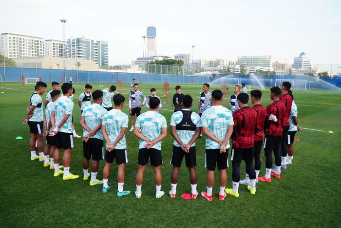 Pelatih timnas U-23 Indonesia, Shin Tae-yong, memberikan arahan pada latihan perdana di Dubai.