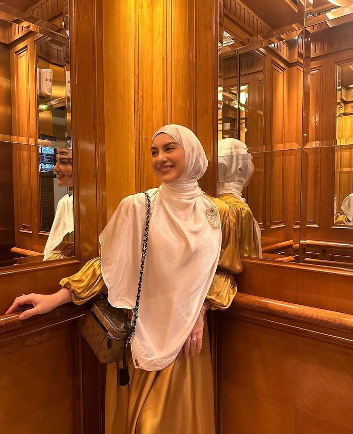 OOTD terbaru Irish Bella kenakan hijab panjang.
