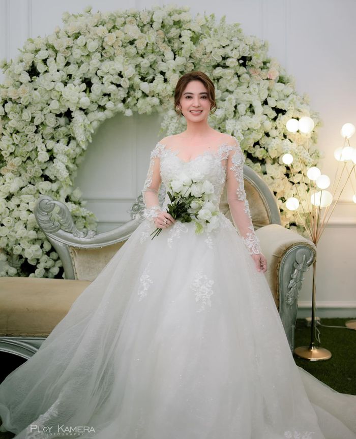 Dewi Perssik kenakan gaun pengantin