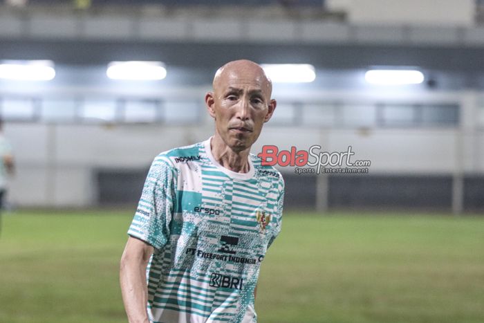 Pelatih timnas wanita U-17 Indonesia, Satoru Mochizuki, sedang memantau para pemainnya berlatih di Lapangan B, Senayan, Jakarta, Jumat (5/4/2024) malam.