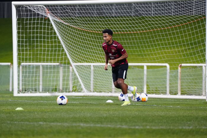 Bagas Kaffa sedang berlatih bersama Timnas U-23 Indonesia di Dubai, Uni Emirat Arab