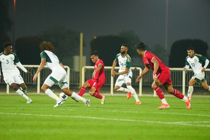 Suasana duel antara timnas U-23 Indonesia dan timnas U-23 Arab Saudi pada laga uji coba jelang Piala Asia U-23 2024.