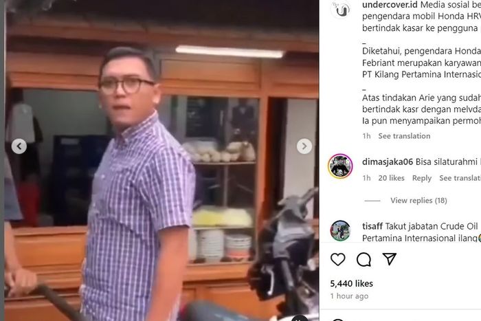Karyawan Pertamina Arie Febriant tampak arogan dengan meludah dan parkir mobil di tengah jalan. 