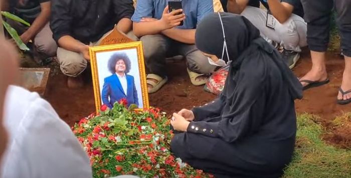 Istri Babe Cabita, Fati Indraloka di Sisi Pusara sang Komedian, di TPU Cirendeu, Jakarta Selatan, Selasa (9/4/2024)