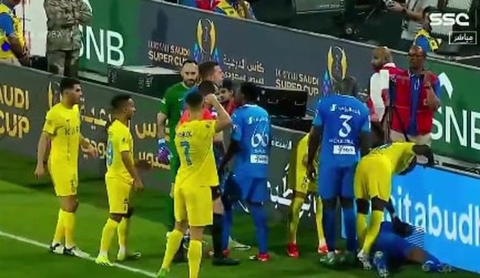 Cristiano Ronaldo menunjukkan gestur seperti hendak memukul wasit dalam duel Piala Super Saudi antara Al Nassr vs Al Hilal (8/4/2024).