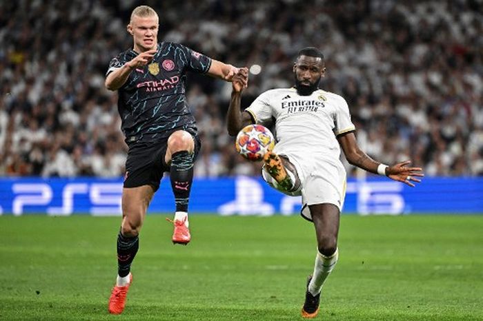 Erling Haaland (kiri) berduel dengan Antonio Ruediger dalam laga Real Madrid vs Manchester City pada leg pertama babak perempat final Liga Champions 2023-2024, Selasa (9/4/2024) di Stadion Santiago Bernabeu.