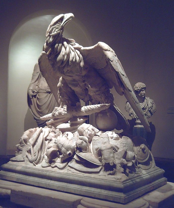 Apoteosis de Claudio. Elang dan persenjataan dari monumen pemakaman era Augustan, mungkin dari Messalla (Prado, Madrid).