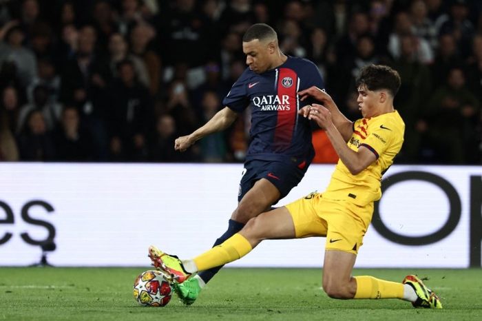 Pau Cibarsi beraksi bersama Barcelona melawan PSG pada leg pertama perempat final Liga Champions 2023-2024.