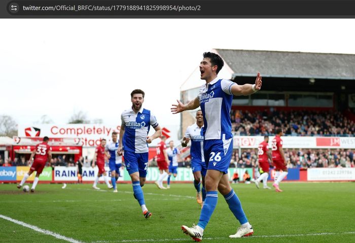 Selebrasi Elkan Baggott usai mencetak gol ketiga Bristol Rovers dalam kemenangan 3-1 atas Cheltenham Town pada lanjutan League One 2023-2024.