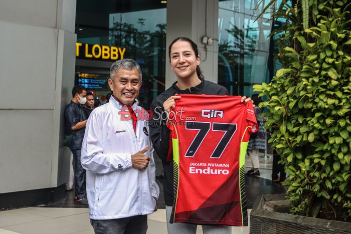 Direktur Utama PT Pertamina Lubricants, Werry Prayogi (kiri), sedang berfoto bersama dengan pemain baru Jakarta Petamina Enduro bernama Giovanna Milana (kanan) di Bandara Soekarno Hatta, Tangerang, Banten, Minggu (14/4/2024) sore.