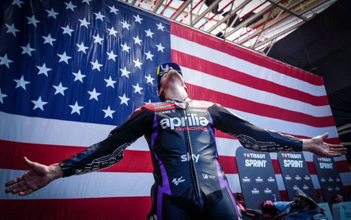 Pembalap Aprilia Racing, Maverick Vinales, berpose di podium setelah memenangi sprint MotoGP Americas di Circuit of the Americas, Austin, Amerika Serikat, 13 April 2024.