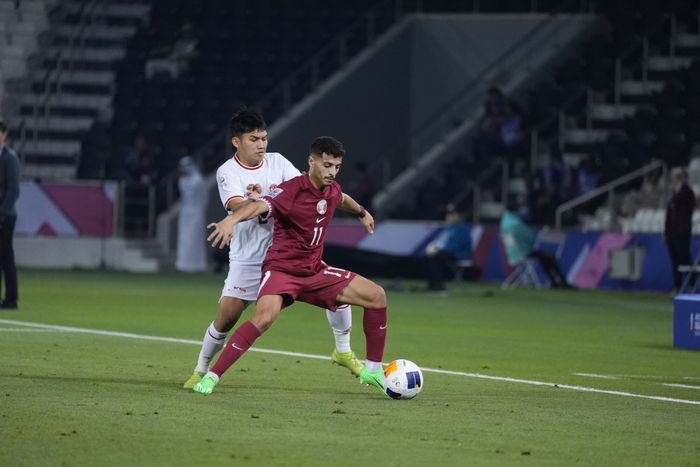 Witan Sulaeman dalam laga Timnas U-23 Indonesia vs Qatar pada matchday pertama Grup A Piala Asia U-23 2024 di Stadion Jassim bin Hamad, Doha, Qatar, Senin (15/4/2024).