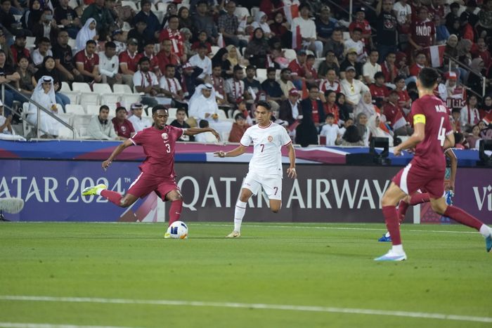 Marselino Ferdinan dalam laga Timnas U-23 Indonesia vs Qatar pada matchday pertama Grup A Piala Asia U-23 2024 di Stadion Jassim bin Hamad, Doha, Qatar, Senin (15/4/2024).