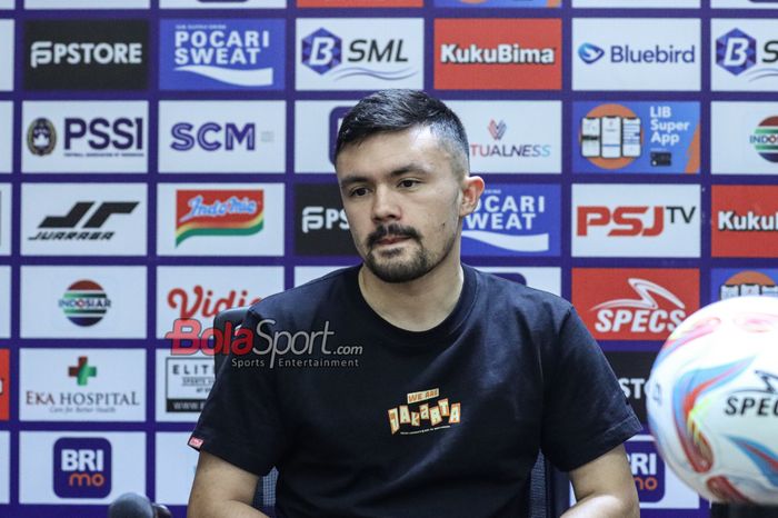 Pemain asing Persija Jakarta, Oliver Bias, saat hadir dalam sesi jumpa pers di Stadion Utama Gelora Bung Karno, Senayan, Jakarta, Selasa (16/4/2024).