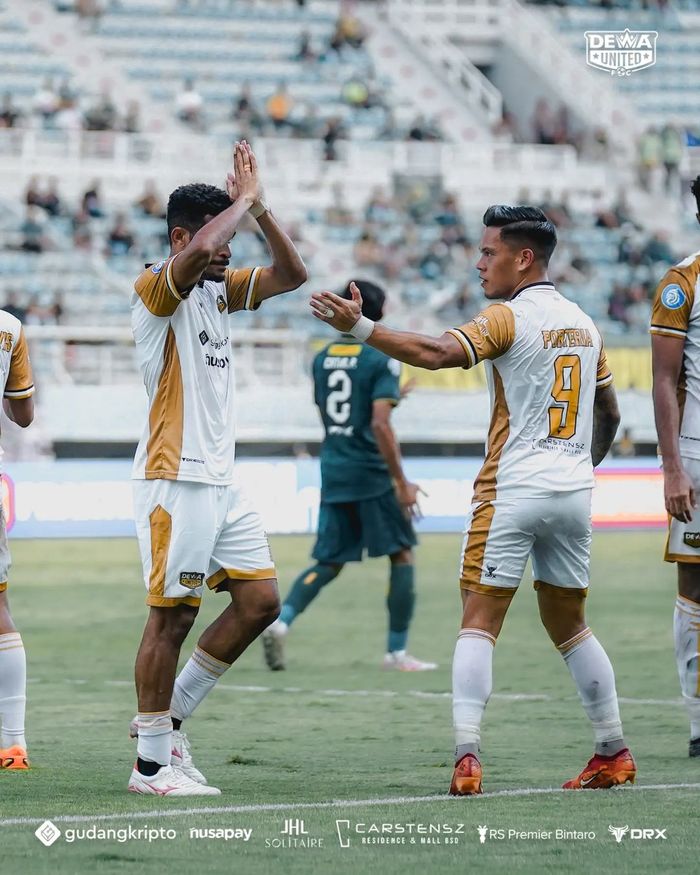 Ricky Kambuaya melakukan selebasi meminta maaf setelah mencetak gol pada laga Dewa United melawan Persebaya Surabaya, Selasa (16/4/2024).