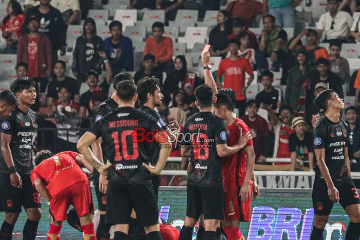 Wasit yang memimpin laga pekan ke-31 Liga 1 2023 antara Persija Jakarta versus Persis Solo yakni Rio Permana Putra memberikan kartu merah kepada Gavin Kwan Adsit di Stadion Utama Gelora Bung Karno, Senayan, Jakarta, Rabu (17/4/2024) malam.