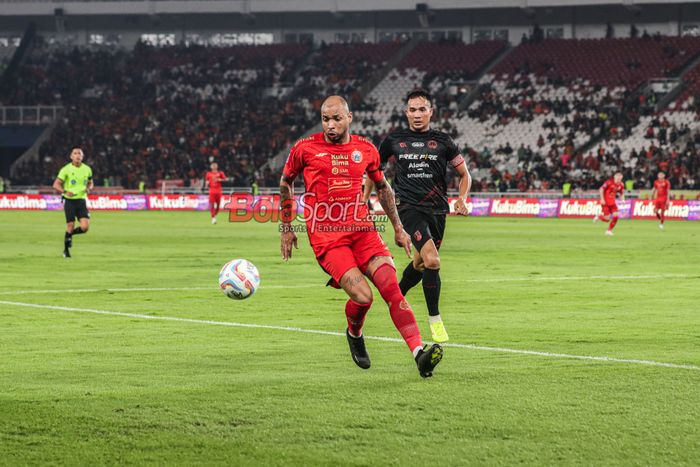 Gustavo Almeida (kiri) sedang menguasai bola dan dibayangi Rian Miziar (kanan) dalam laga pekan ke-31 Liga 1 2023 antara Persija Jakarta versus Persis Solo di Stadion Utama Gelora Bung Karno, Senayan, Jakarta, Rabu (17/4/2024) malam.