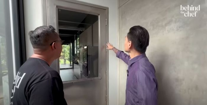 Pintu besi berkaca di rumah Chef Juna