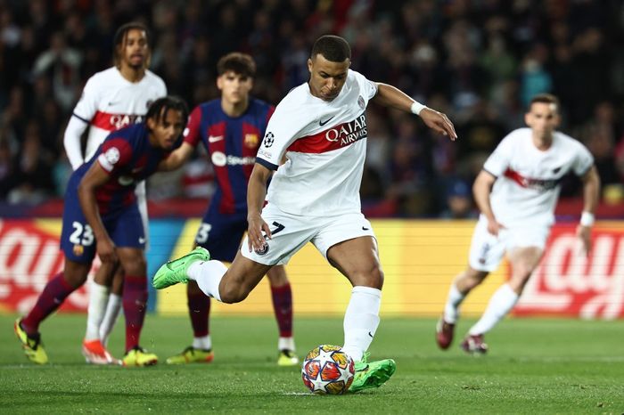 Kylian Mbappe cetak gol penalti untuk PSG ke gawang Barcelona pada duel Liga Champions di Olimpic Lluis Companys (16/4/2024).