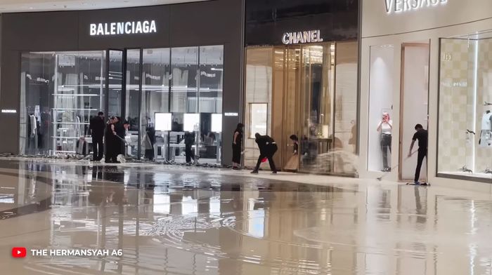 Toko branded di mall Dubai kebanjiran.