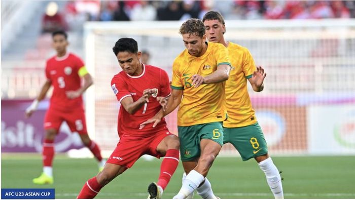 Pemain timnas U-23 Indonesia, Marselino Ferdinan, duel dengan gelandang Australia