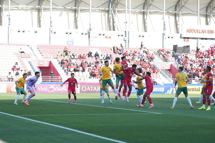 Suasana pertandingan timnas U-23 Indonesia melawan Australia di Stadion Abdullah bin Khalifa, Doha, Kamis (18/4/2024).