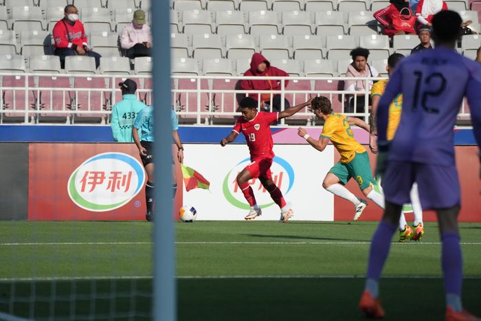 Aksi Jeam Kelly Sroyer dalam pertandingan timnas U-23 Indonesia melawan Australia di Stadion Abdullah bin Khalifa, Doha, Kamis (18/4/2024).