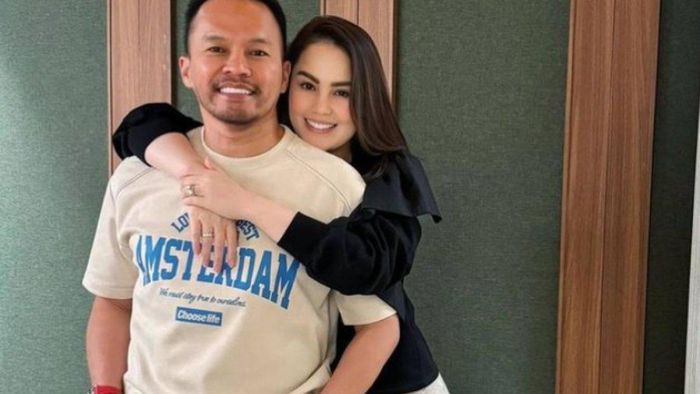 Jennifer Dunn Makin Mesra dengan Suami 