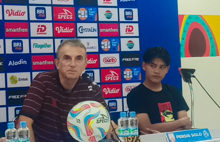 Pelatih Persis Solo, Milomir Seslija dan pemain Zanadin Fariz