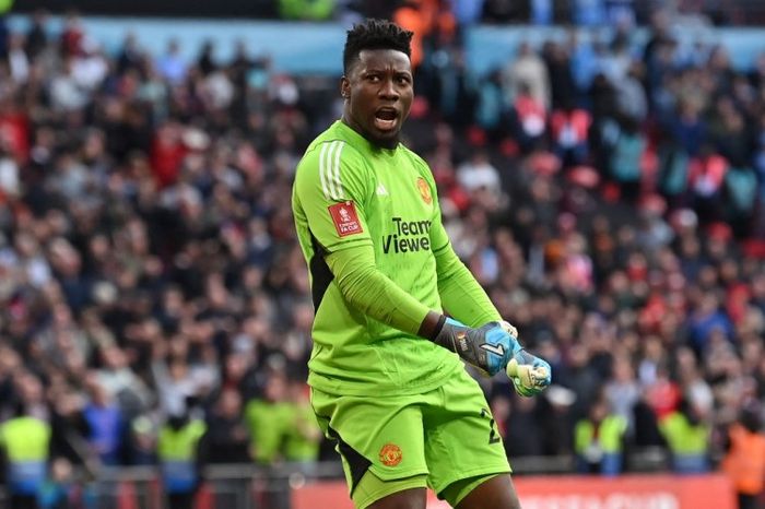 Andre Onana melakukan selebrasi usai membantu Manchester United mengalahkan Coventry City pada semifinal Piala FA 2023-2024.