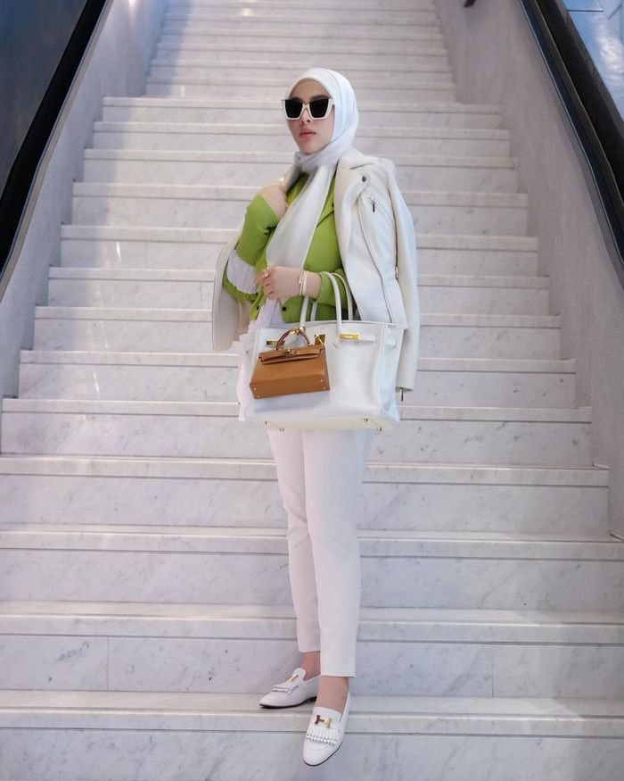 OOTD terbaru Syahrini yang diunggah pada hari Minggu (21/04).