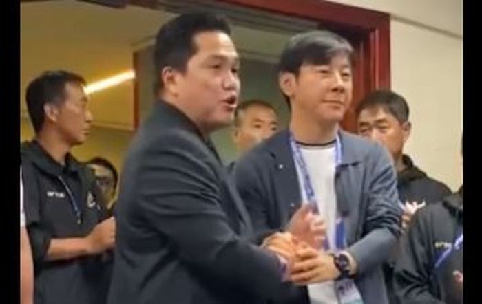 Ketua Umum PSSI Erick Thohir saat bersalaman dengan pelatih Shin Tae-yong didepan para pemain timnas U-23 Indonesia. Apakah langsung perpanjang kontrak?