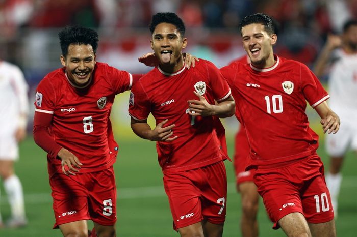 Marselino Ferdinan (tengah) merayakan golnya, bersama Witan Sulaeman dan Justin Hubner, untuk timnas U-23 Indonesia ke gawang Yordania pada fase grup Piala Asia U-23 2024 di Doha (21/4/2024).