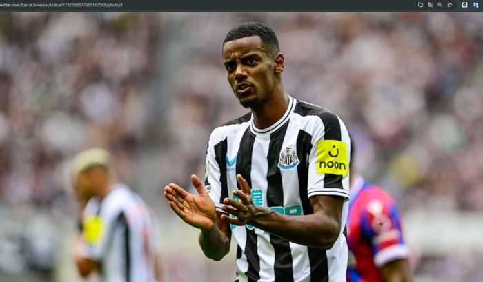 Penyerang Newcastle United, Alexander Isak, menjadi incaran Barcelona.