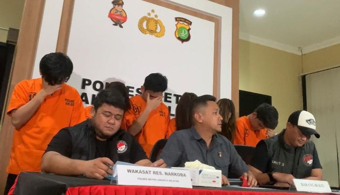 Polisi gelar konferensi pers terkait penangkapan Chandrika Chika beserta 5 kawannya di Polres Jakarta Selatan, Selasa (23/4/2024).