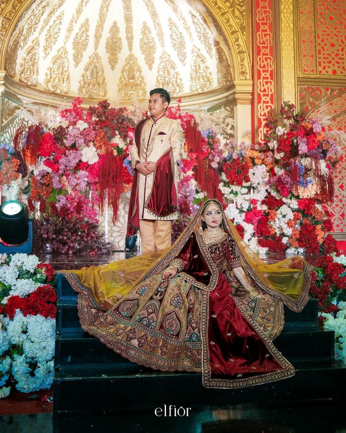 Putri Isnari bersama sang suami Abdul Aziz di resepsi pernikahan ala Bollywood.