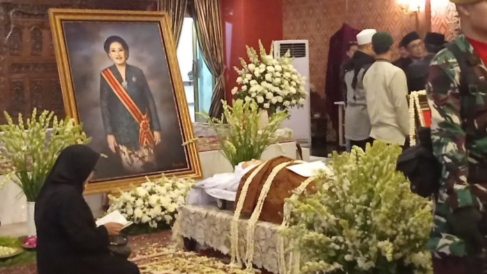Suasana rumah duka Mooryati Soedibyo yang berlokasi di kawasan Menteng, Jakarta Pusat, Rabu (24/4/2024).
