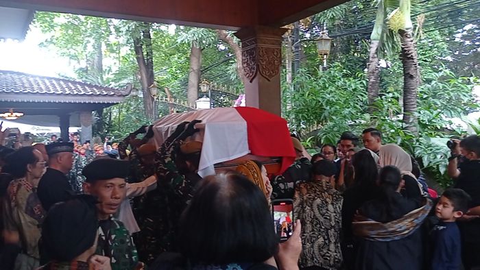 Jenazah Mooryati Soedibyo dimakamkan dengan upacara militer.  