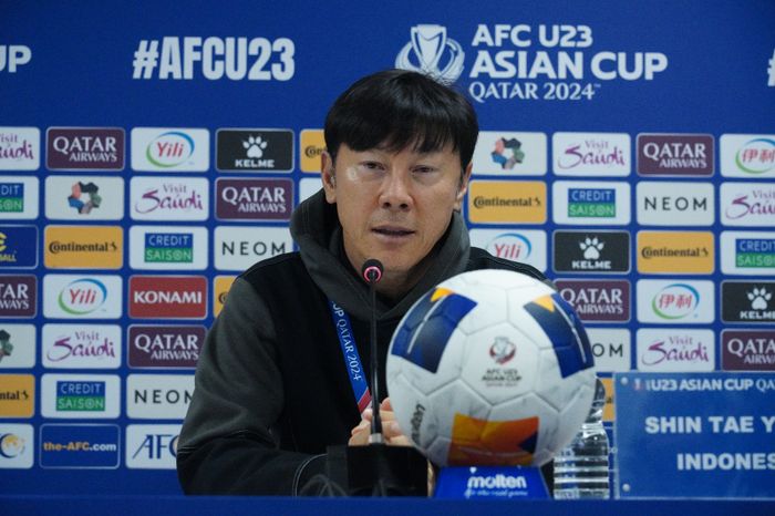 Pelatih Timnas U-23 Indonesia, Shin Tae-yong dalam konferensi pers sebelum laga lawan Korea Selatan pada Rabu (24/4/2024)